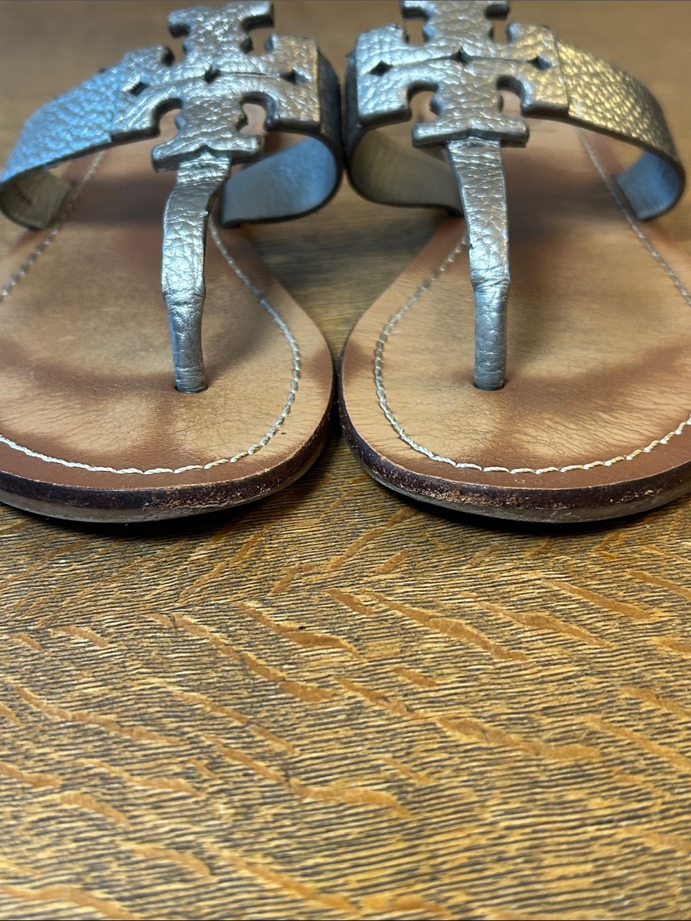 Tory Burch Moore metallic pewter pebble leather thong sandals size 7.5 - Picture 5 of 12